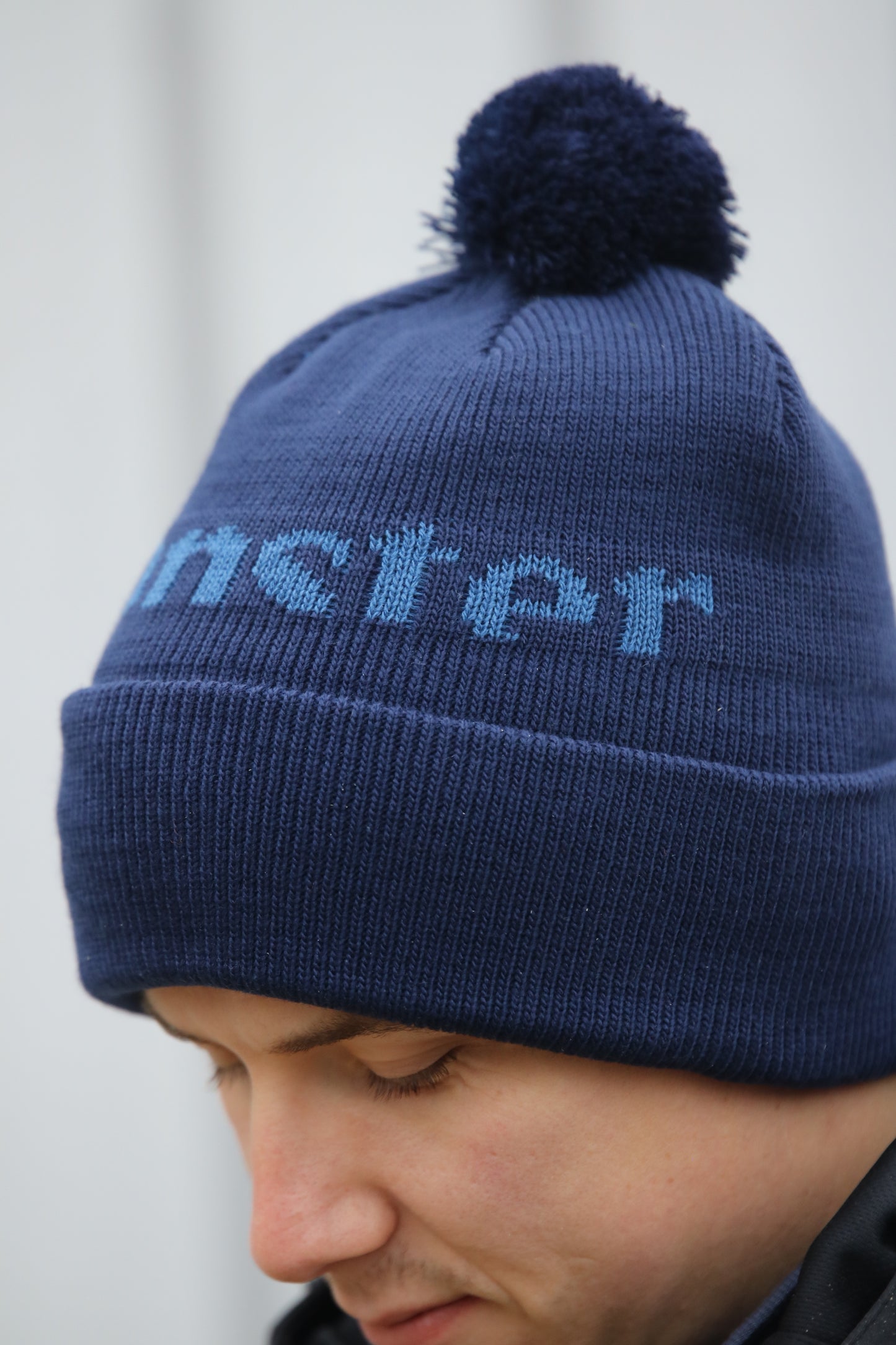 Stickad mössa med tofs Monster Navy