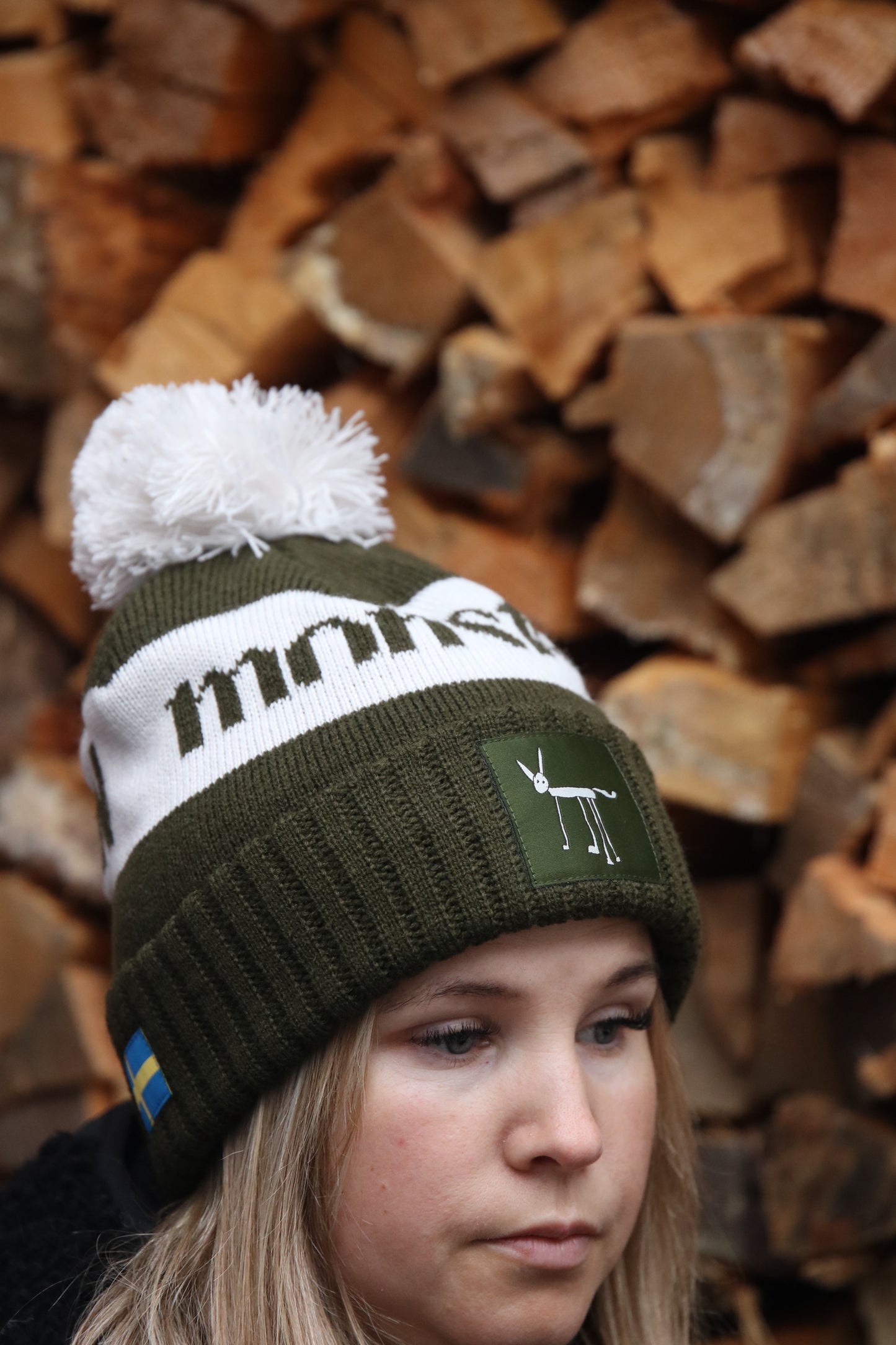 Stickad mössa med tofs Monster Green