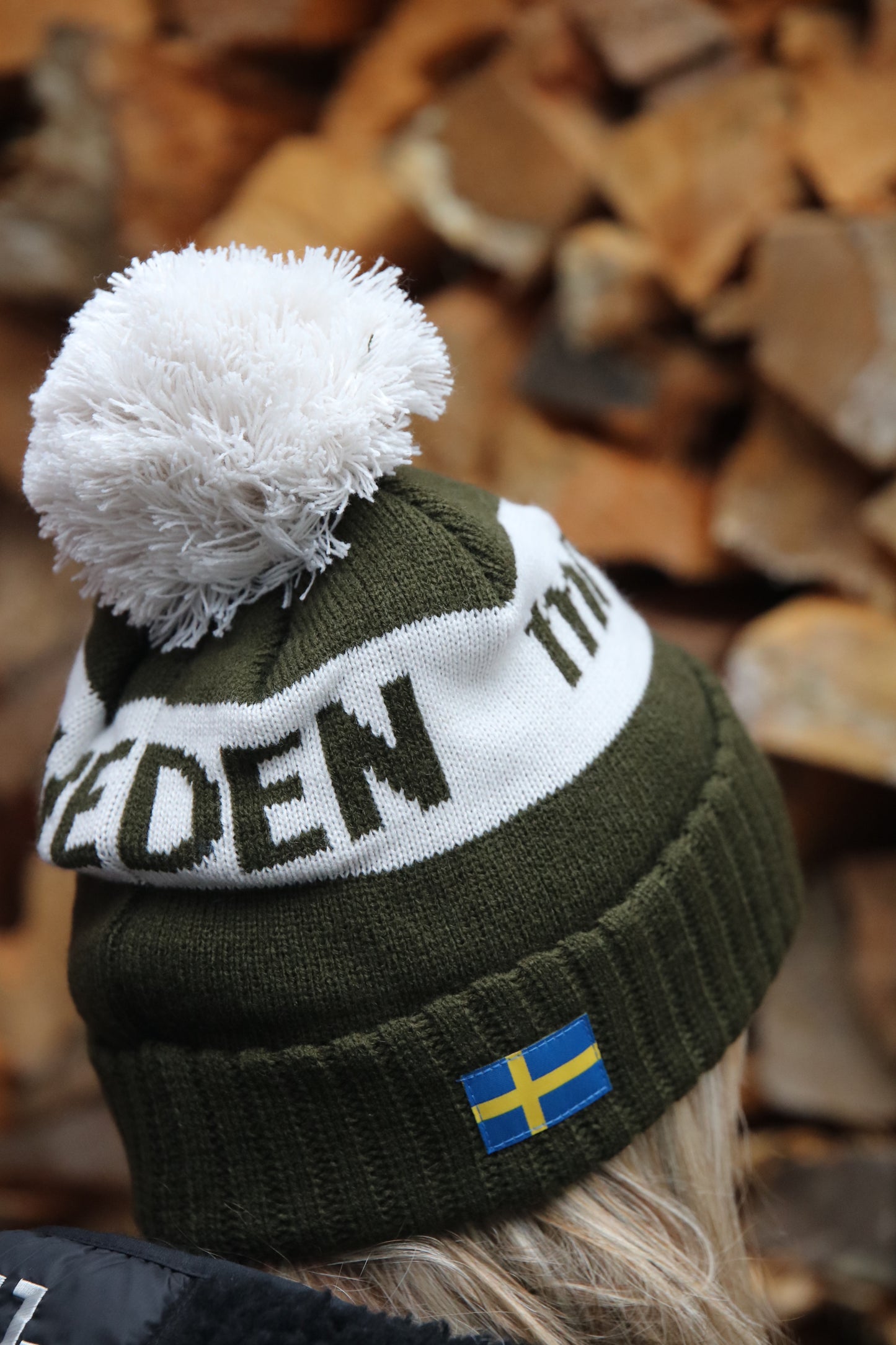 Stickad mössa med tofs Monster Green