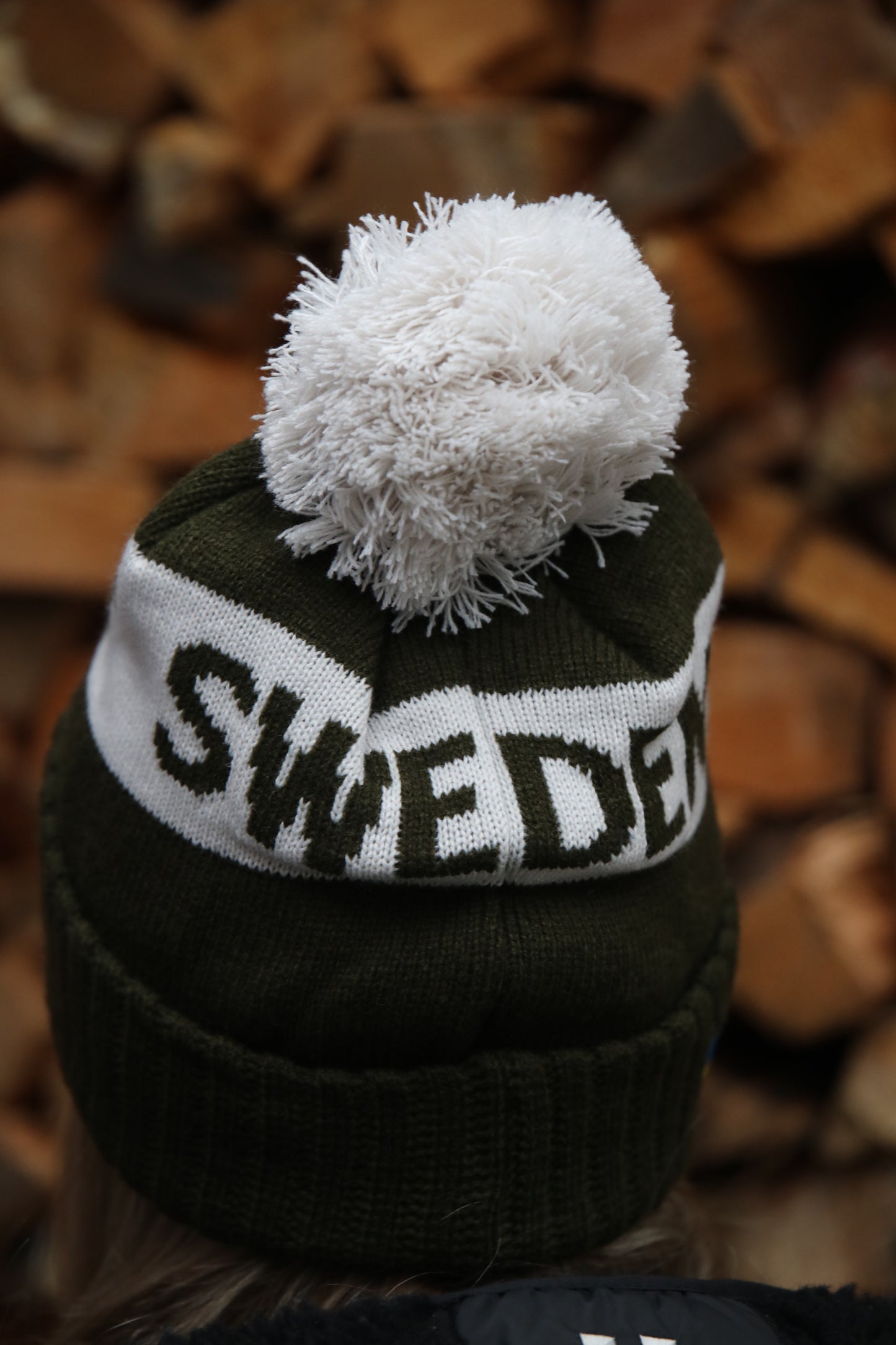 Stickad mössa med tofs Monster Green